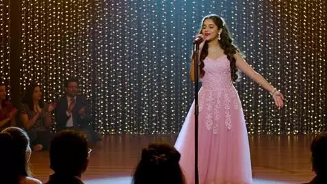 AI Video from prompt: a beautiful girl and beautyness and he see perfo