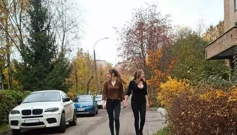 AI Video from prompt: Two pretty young 25-year-old women get behind th