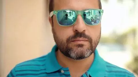 AI Video from prompt: Close-up, photorealistic style, soft daytime sun