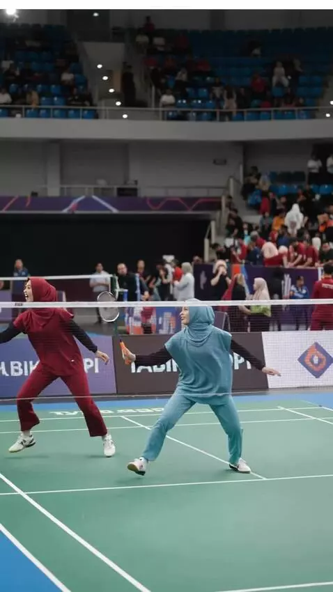 AI Video from prompt: Smiling, playing badminton. The camera rotates, 