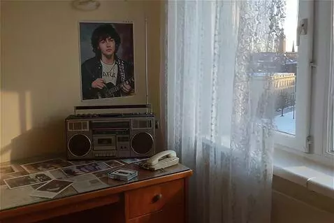 AI Video from prompt: The camera pans to the right and looks through t