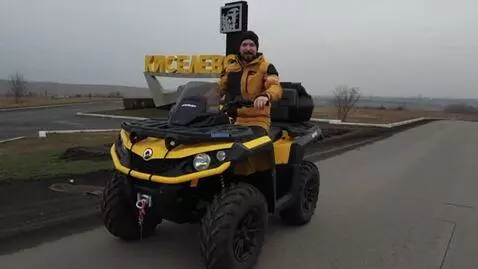 AI Video from prompt: a man is sitting on a BRP ATV, came and waved, s