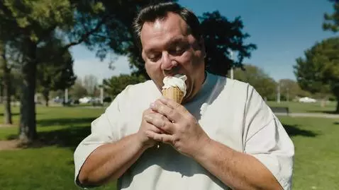 AI Video from prompt: Fat man eat ice cream