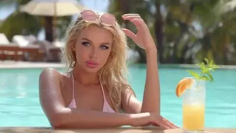 AI Video from prompt: bikini woman in pool.summertime.blond hairl.bimb