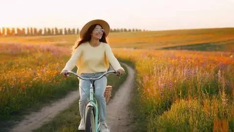 AI Video from prompt: creating an dreamlike atmosphere.  A smiling cyc