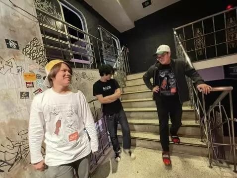 AI Video from prompt: These people are getting out of a retro limousin