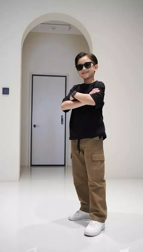 AI Video from prompt: The boy crosses his arms over his chest with a s