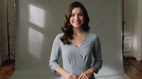 AI Video from prompt: the girl poses for the photographer and turns he