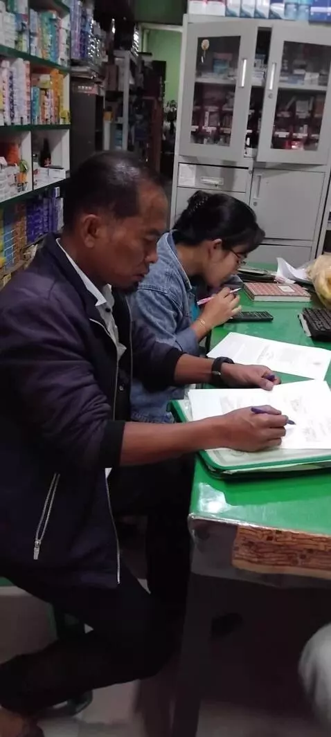 AI Video from prompt: Kissing french slow motion