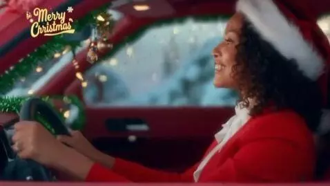 AI Video from prompt: MEERY CRISMAS WOMAN SUIT,SANTA HAT IN DRIVER SAN