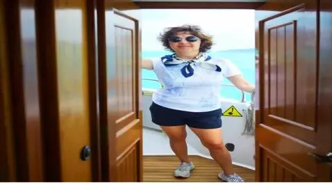 AI Video from prompt: taking off t-shirt