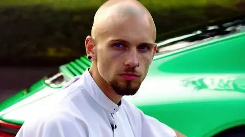 AI Video from prompt: დავითი 25 წლისაა, 180 სანტიმეტრი სიმაღლის და70ლო