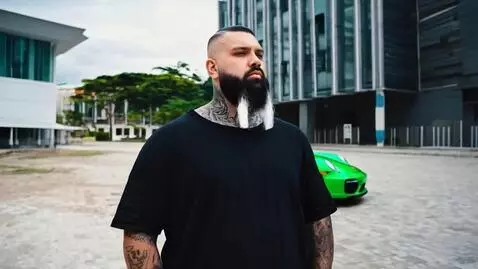 AI Video from prompt: დავითი 25 წლისაა, 180 სანტიმეტრი სიმაღლის და70ლო