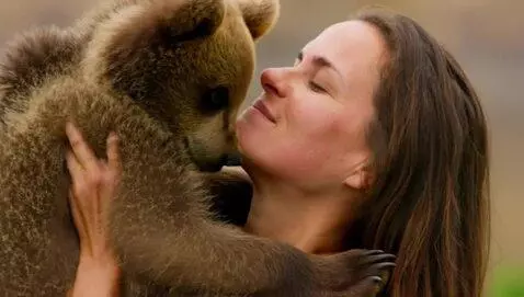 AI Video from prompt: Медвежонок обнимает девушку а она поднимает голо