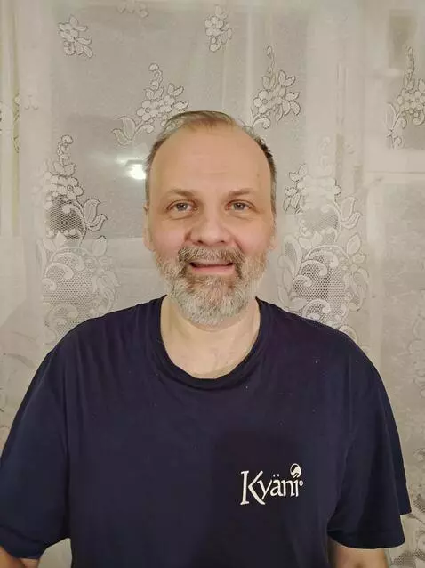 AI Video from prompt: Этот человек в знак одобрения показывает в камер