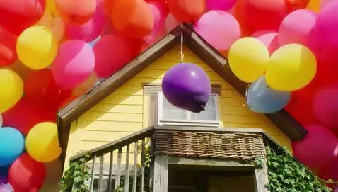AI Video from prompt: house with baloons like the movie up
