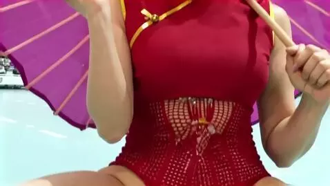 AI Video from prompt: The camera frame is strictly fixed. Woman's body