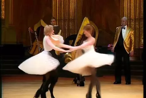 AI Video from prompt: The scene takes place in Chicago with couples do