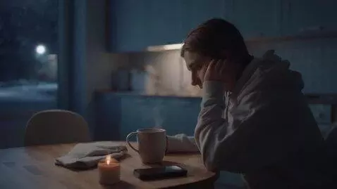 AI Video from prompt: Vertical video 9:16. A quiet December evening. A