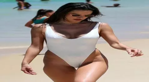 AI Video from prompt: The girl poses for the camera, smiles and waves 