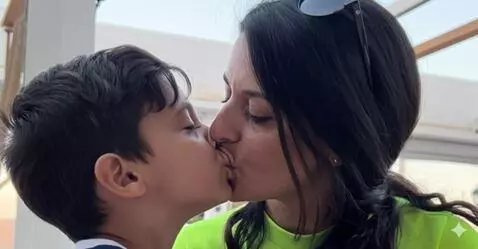 AI Video from prompt: French   kiss