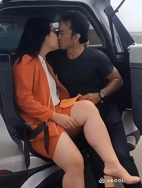 AI Video from prompt: a man approaches a woman while the woman lifts o