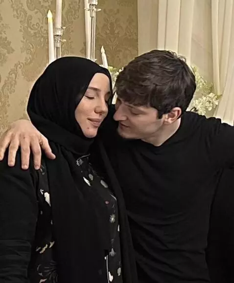 AI Video from prompt: Kling 2.5 Turbo (pro) a man approaches a woman w