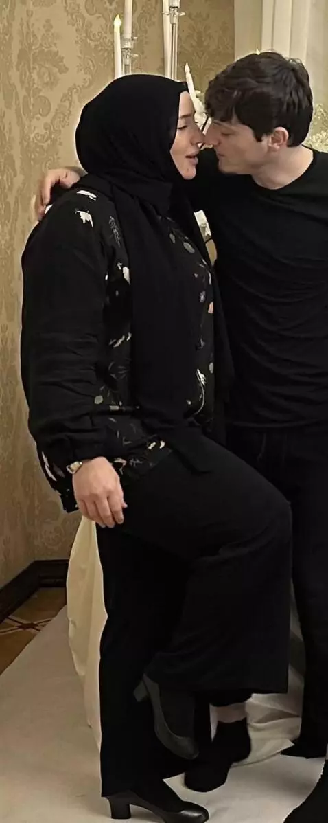 AI Video from prompt: Kling 2.5 Turbo (pro) a man approaches a woman w