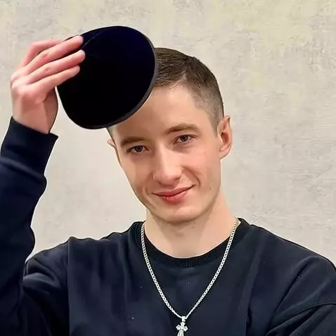 AI Video from prompt: This man puts a Jewish cap on his head and takes