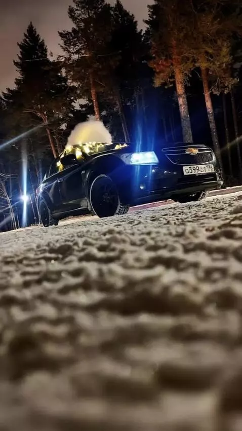 AI Video from prompt: this black Chevrolet Cruze 2012 car is shining w