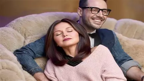 AI Video from prompt: Create a warm and intimate scene featuring a cou