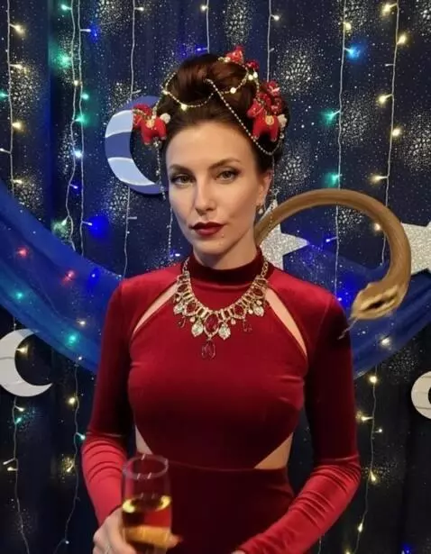 AI Video from prompt: Make her eyes blinking and put shampaign in her 