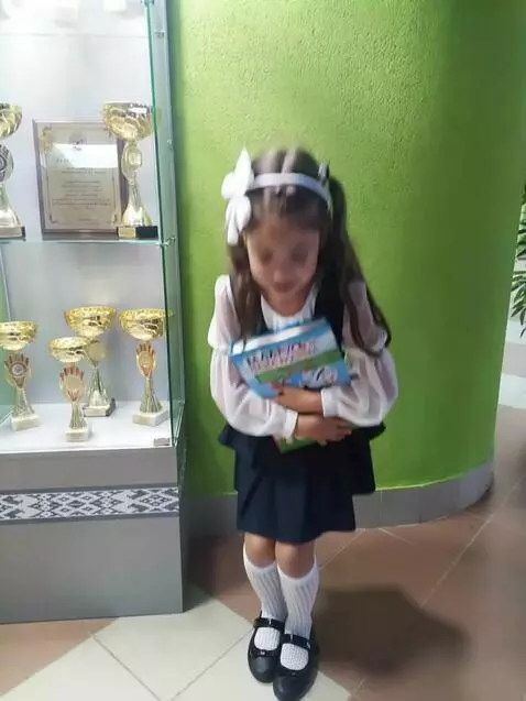 AI Video from prompt: Cries doesn't want to go to school