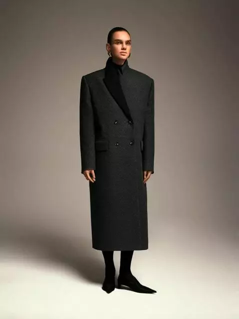 AI Video from prompt: Model: A woman, whose appearance remains complet