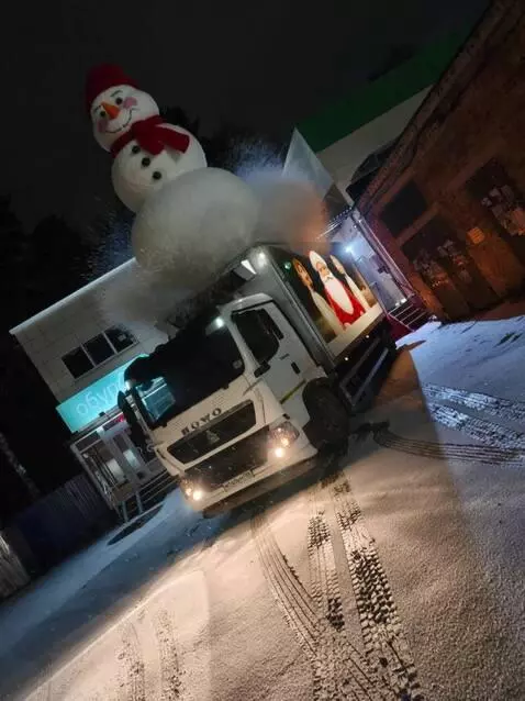 AI Video from prompt: This white Howo truck is shining its headlights 