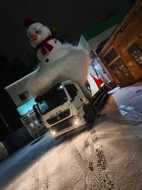 AI Video from prompt: This white Howo truck is shining its headlights 