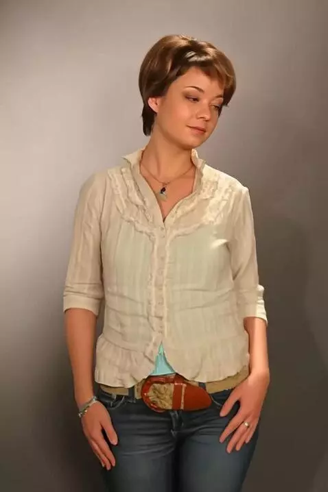 AI Video from prompt: turns his back.bends over