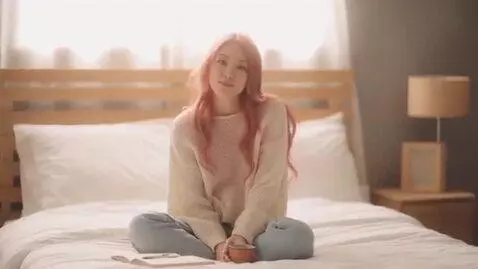 AI Video from prompt: A beautiful girl with a pinky hair sitting on be