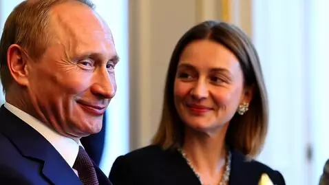 AI Video from prompt: Vladimir Putin congratulates Oksana Shevchuk on 