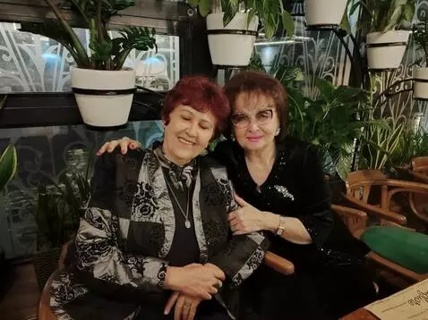 AI Video from prompt: The friends are happy to meet