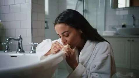 AI Video from prompt: a woman eating a bathtub