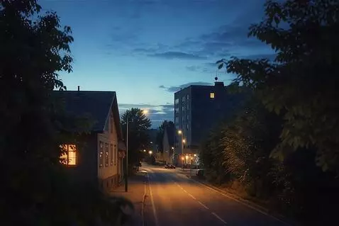 AI Video from prompt: The camera smoothly rises above the streetlight 