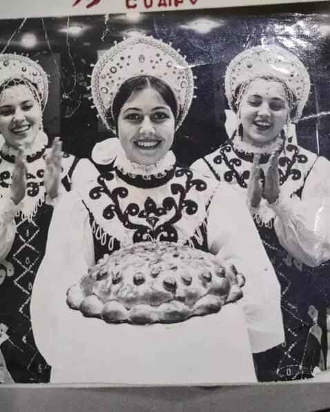 AI Video from prompt: Make this foto live where woman in center is mai