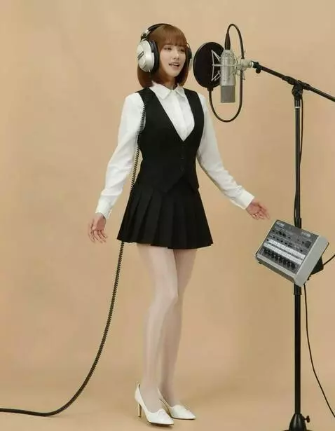 AI Video from prompt: A woman wearing headphones sings sensually. The 