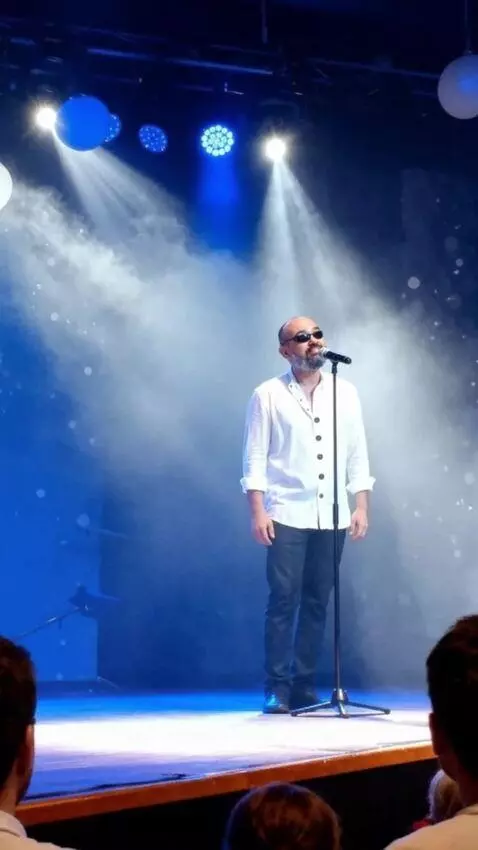 AI Video from prompt: Realistic video. A man with an exact replica of 