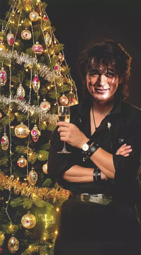 AI Video from prompt: posing, longing, close-up of face