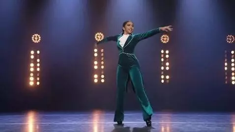 AI Video from prompt: girl schow dance