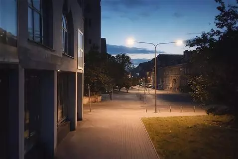 AI Video from prompt: The camera smoothly rises above the streetlight 