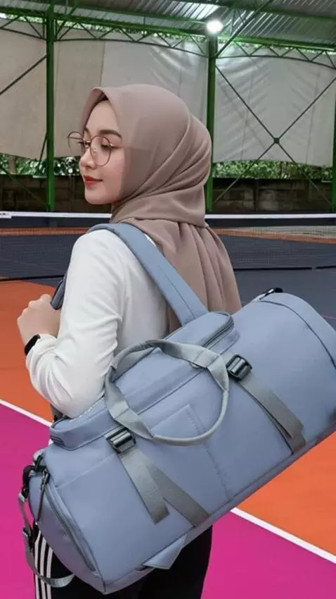 AI Video from prompt: A realistic lifestyle product photo of a young M