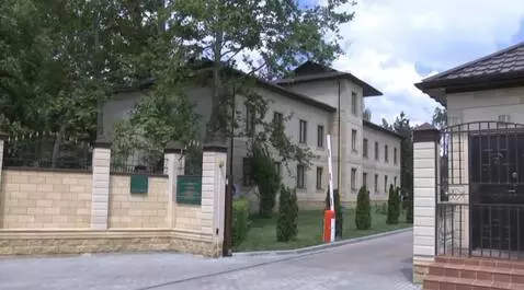 AI Video from prompt: add putin with a glass of champagne